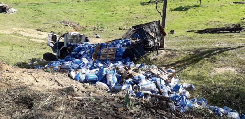 Caminhão carregado com ração para peixe cai em ribanceira na SC-435