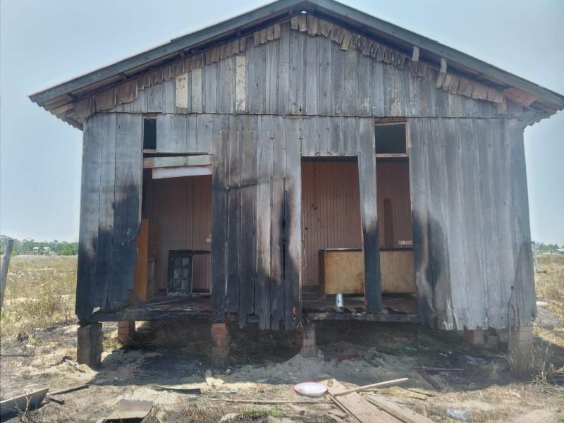Fogo em vegetação se espalha e provoca princípio de incêndio em casa