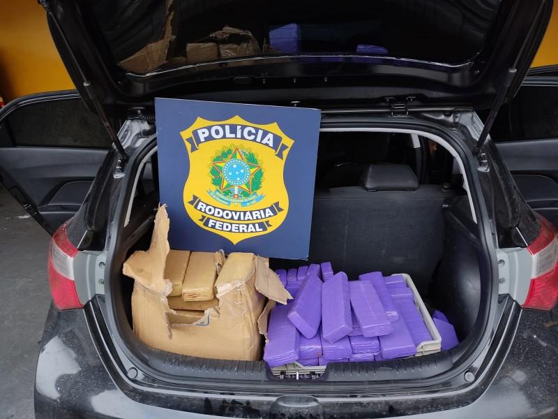 Carro com placas de Santa Rosa de Lima é abordado com 125 quilos de maconha na BR-101