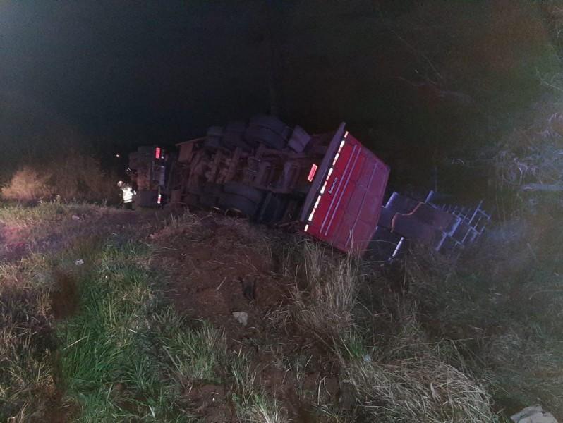 Motorista fica ferido após tombar carreta na BR-101 em Sangão