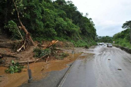 Meia pista na SC-445 após deslizamento