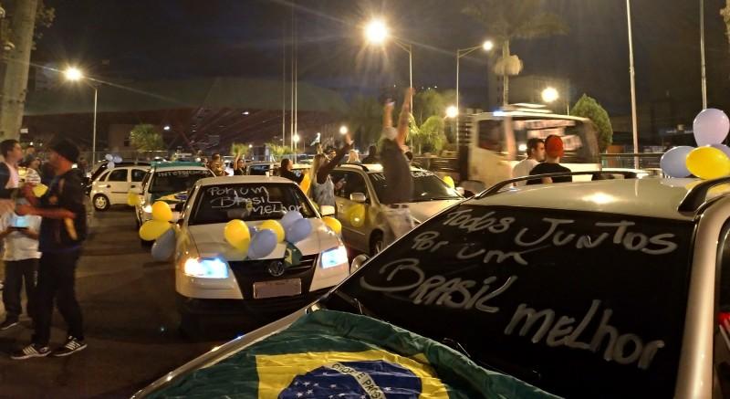 VÍDEO: Pelo terceiro dia, manifestantes protestam na Avenida Centenário