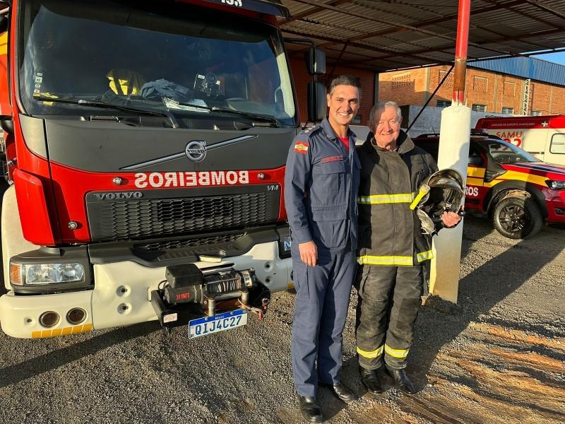 Dom Jacinto visita quartel do Corpo de Bombeiros Militar em Criciúma e vira bombeiro por um dia