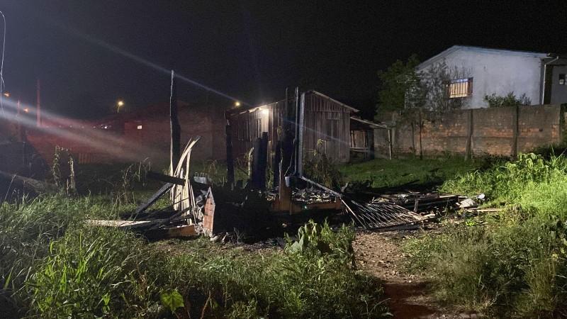 Criciúma: idoso sofre queimaduras de 1º e 2º grau durante incêndio em casa no bairro Pinheirinho