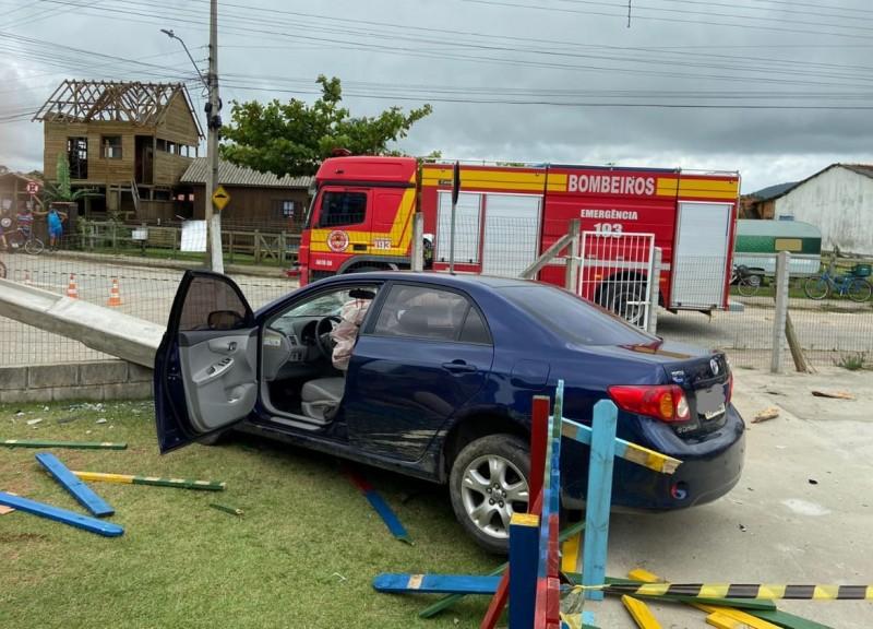 Motorista sofre mal-súbito, invade pátio de escola e bate carro contra poste em Garopaba 