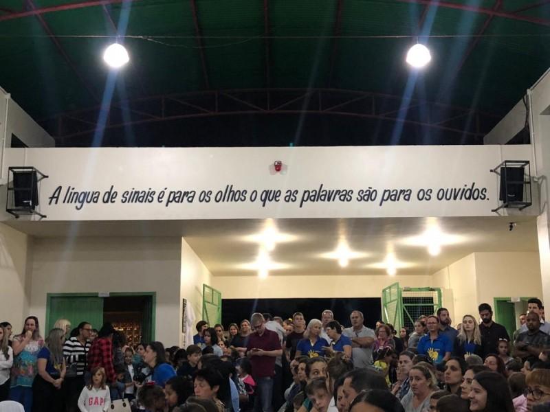 Escola polo para surdos inaugura sinal audiovisual em Criciúma