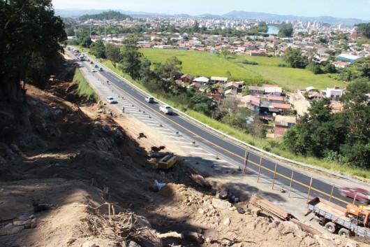BR-101 será interrompida nesta terça-feira para detonação de rochas em Tubarão 
