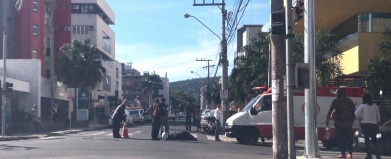 Motociclista fica ferida em acidente no Centro de Criciúma