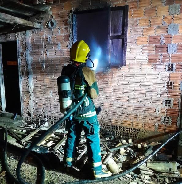 Incêndio atinge casa em Sangão enquanto morador dormia