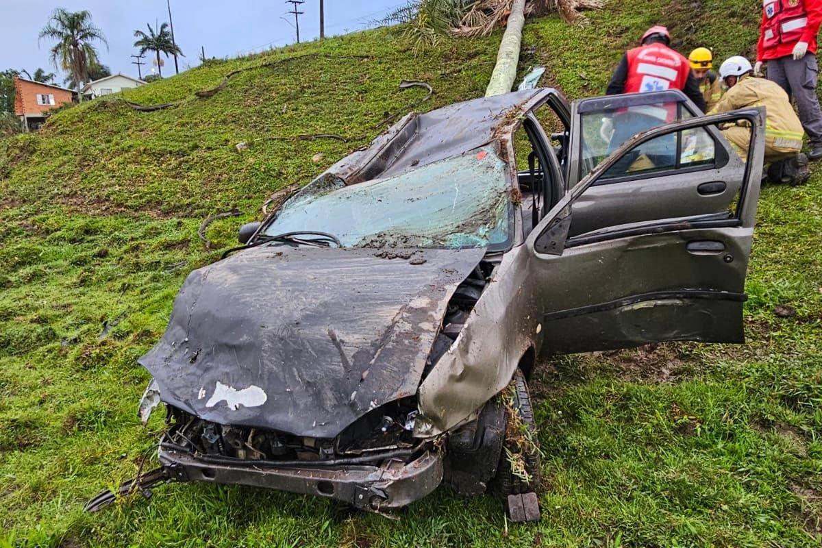 Saída de pista causa capotamento e deixa motorista ferido em Treze de Maio
