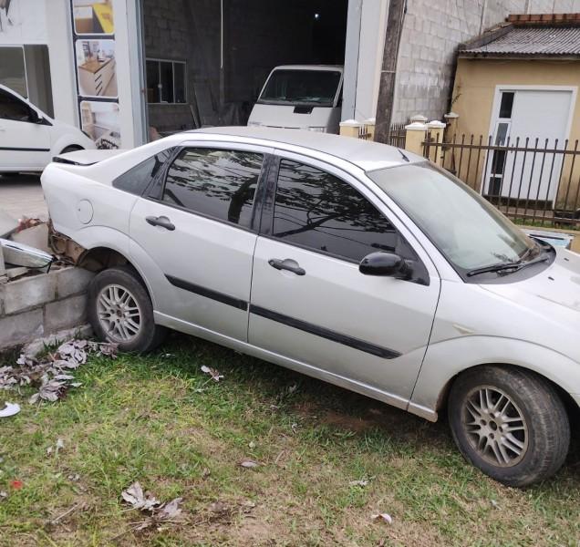 Colisão entre carros deixa motorista ferido em Passo de Torres