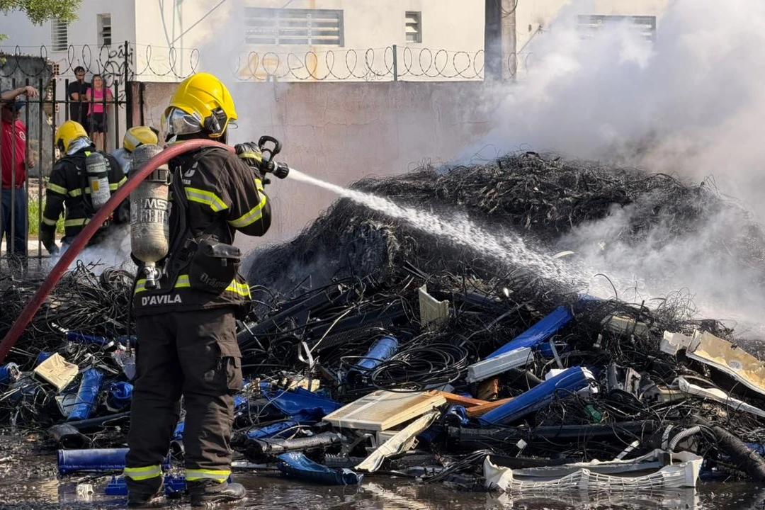 Bombeiros utilizam 9 mil litros de água para combater incêndio em pátio de empresa de telefonia