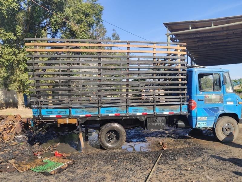 Caminhão carregado com papelão pega fogo em Araranguá