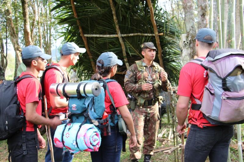 Alunos do Curso de Bombeiro Comunitário de Criciúma passam por treinamento em meio à mata