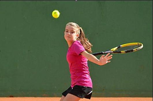 Tenista catarinense representa o Brasil em torneio infanto-juvenil no Chile