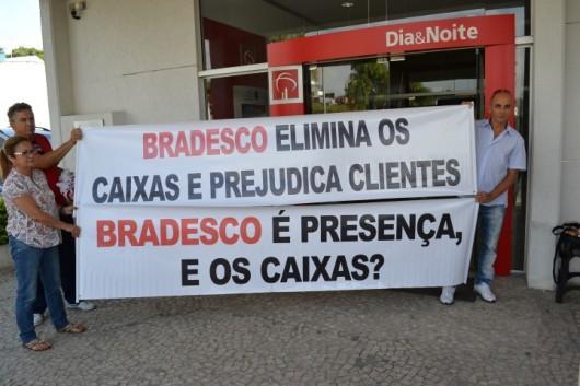 Bancários ameaçam paralisar e agência do Bradesco reabre atendimento nos caixas