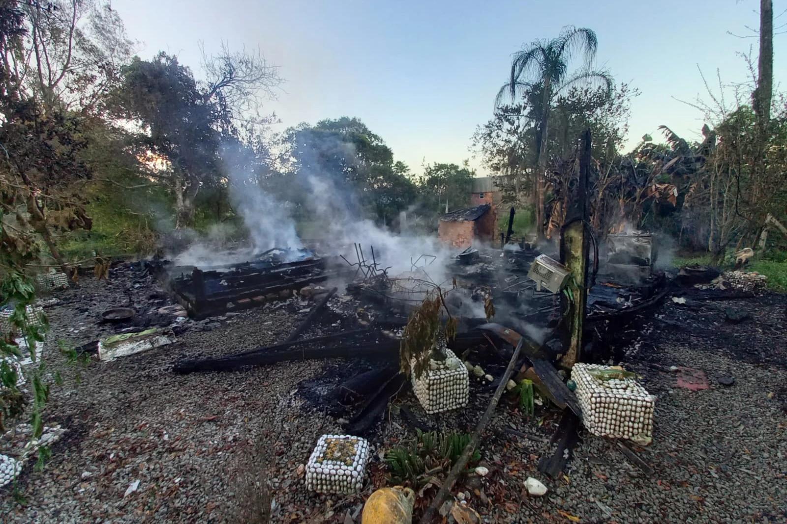 Casa é destruída por incêndio em Balneário Gaivota