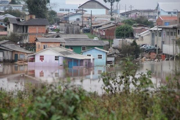 Sobe para 97 o número de cidades atingidas por vendaval e chuva