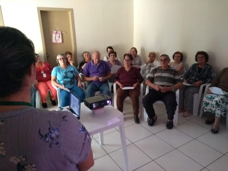Idosos do bairro Laranjinha recebem orientação sobre prevenção de quedas