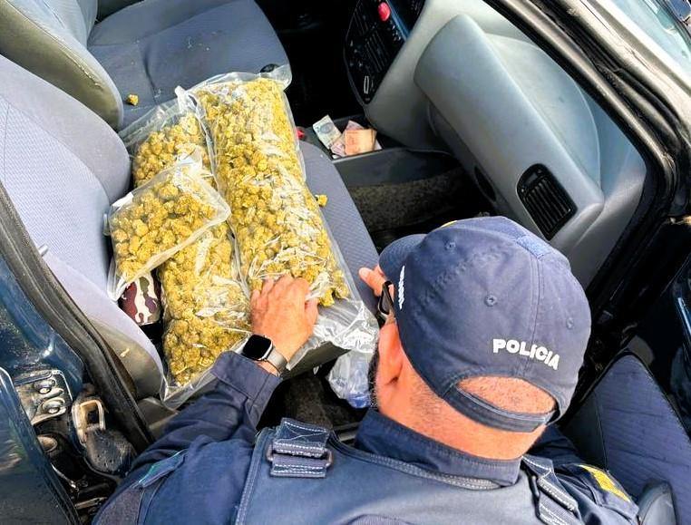 PRF persegue carro e motorista é preso com mais de um quilo de maconha em Laguna