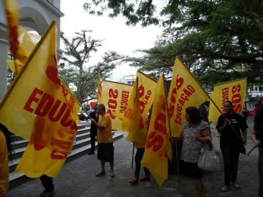 Professores fazem manifestação na Praça Nereu Ramos