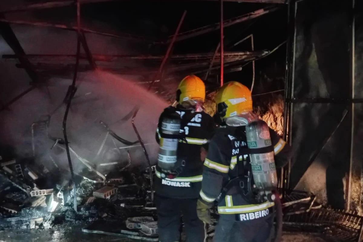 Lauro Müller: bombeiros utilizam 3,5 mil litros de água para combate de incêndio em estufa de fumo
