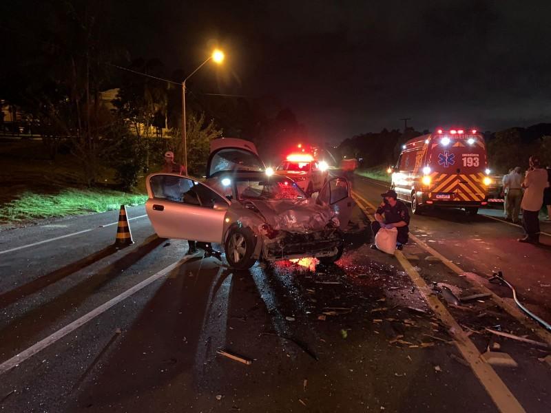 Colisão entre carro e caminhão deixa motorista ferido em Cocal do Sul