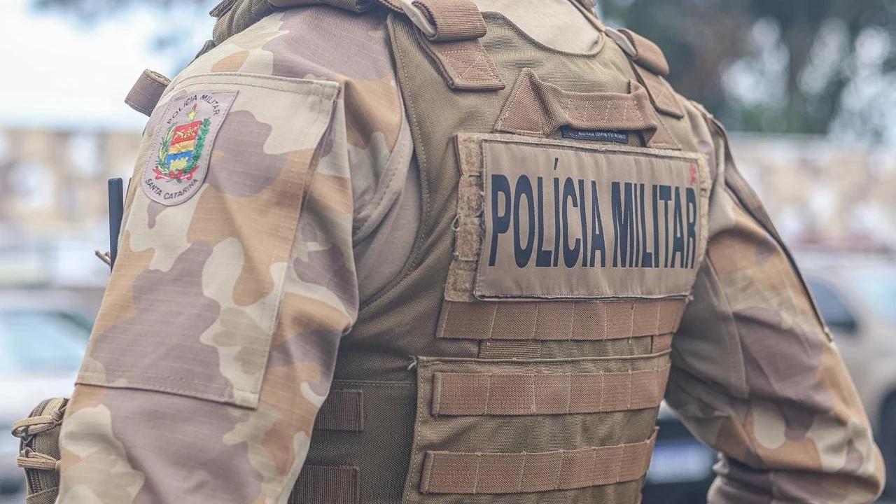 Homem reage à abordagem e arremessa objetos contra policiais