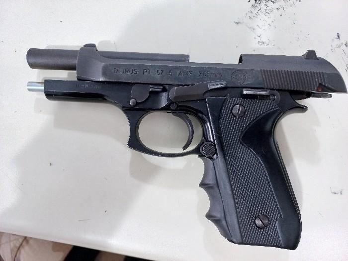 Mulher é presa após esconder arma para proteger namorado