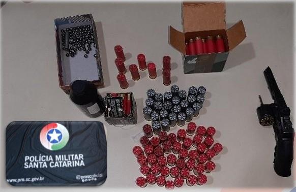 Homem ameaça esposa com simulacro de arma de fogo e acaba preso; PM apreende mais de 100 munições 
