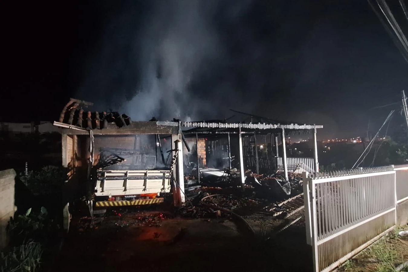 Idoso é encontrado morto durante incêndio em Braço do Norte