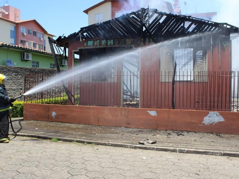 Mãe e filha têm a casa destruída por incêndio, em Criciúma