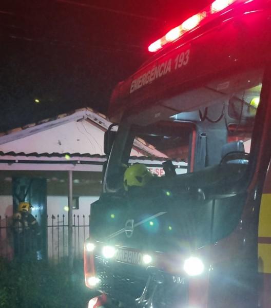Casa abandonada é atingida por incêndio em Tubarão