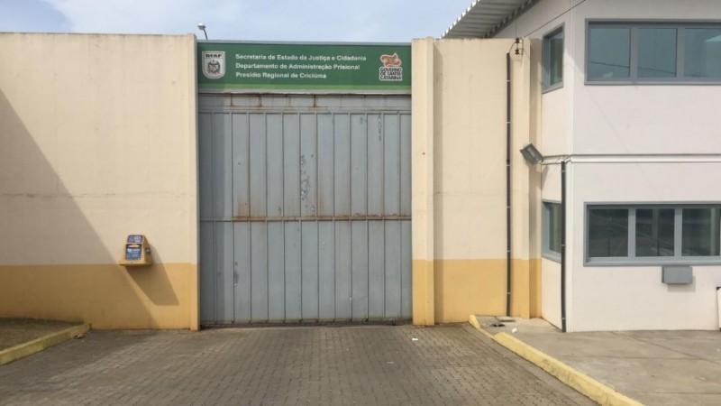 Foragido por furto, roubo e identidade falsa é preso em Criciúma 