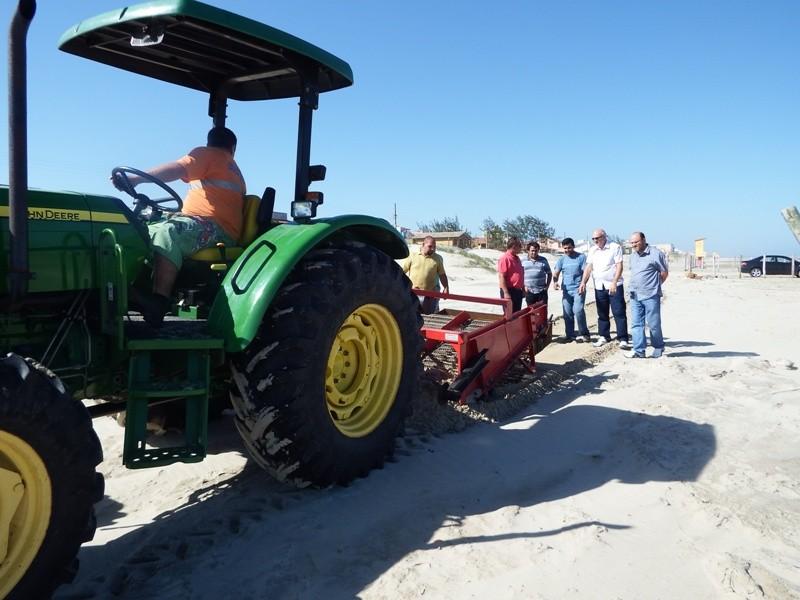 Balneário Arroio do Silva testa equipamento para limpeza da beira-mar