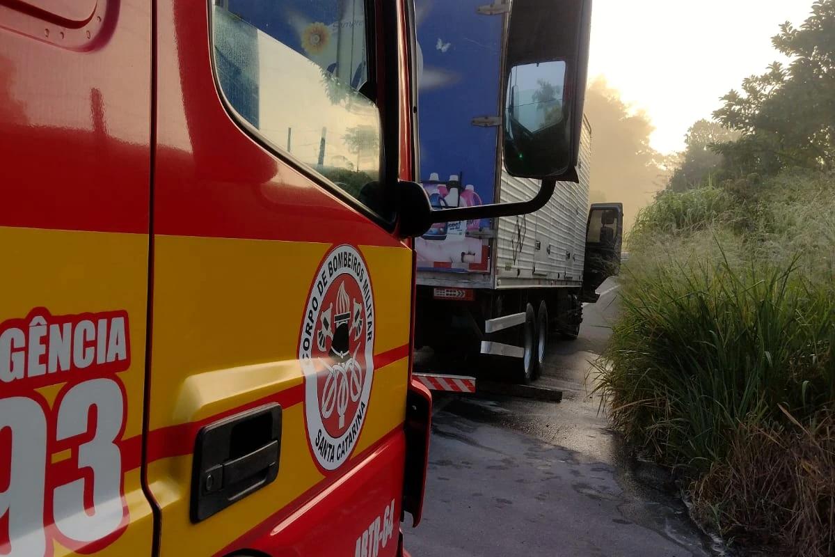 Incêndio em caminhão mobiliza bombeiros em Orleans