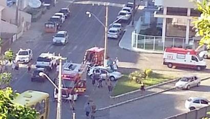 Embriagado, motorista colide em poste e dois jovens ficam em estado grave 