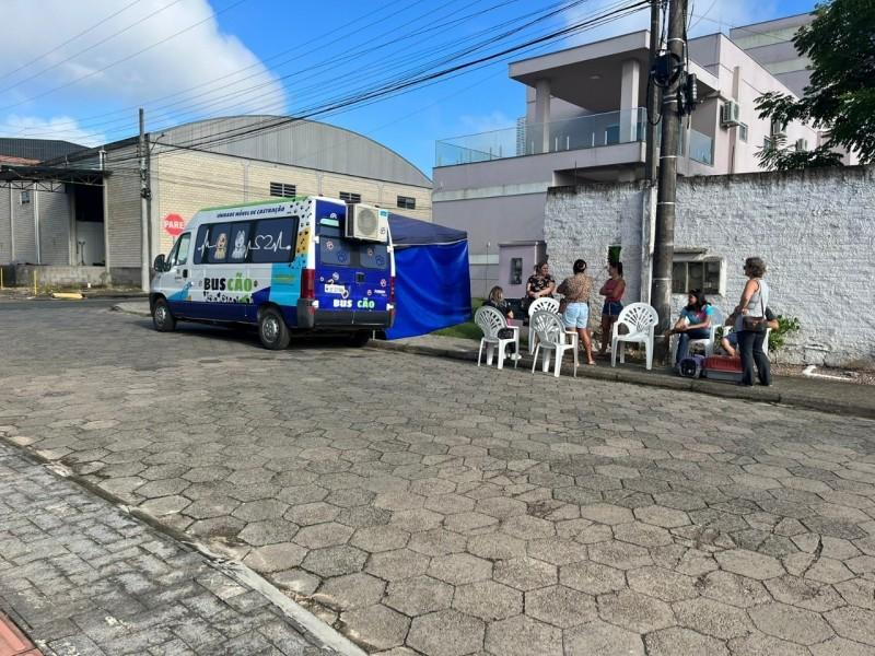 BusCão castra 12 animais no bairro Primeiro de Maio
