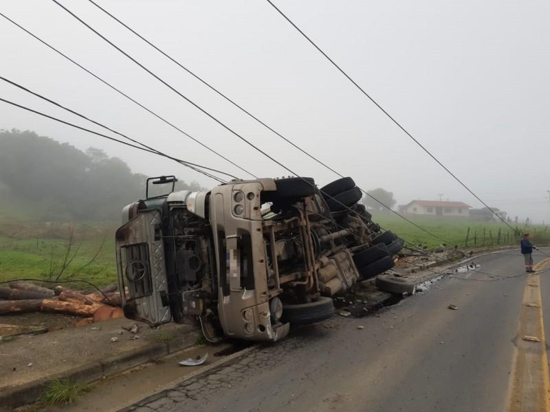 Carreta tomba, derruba postes e deixa SC-435 bloqueada durante seis horas em Armazém