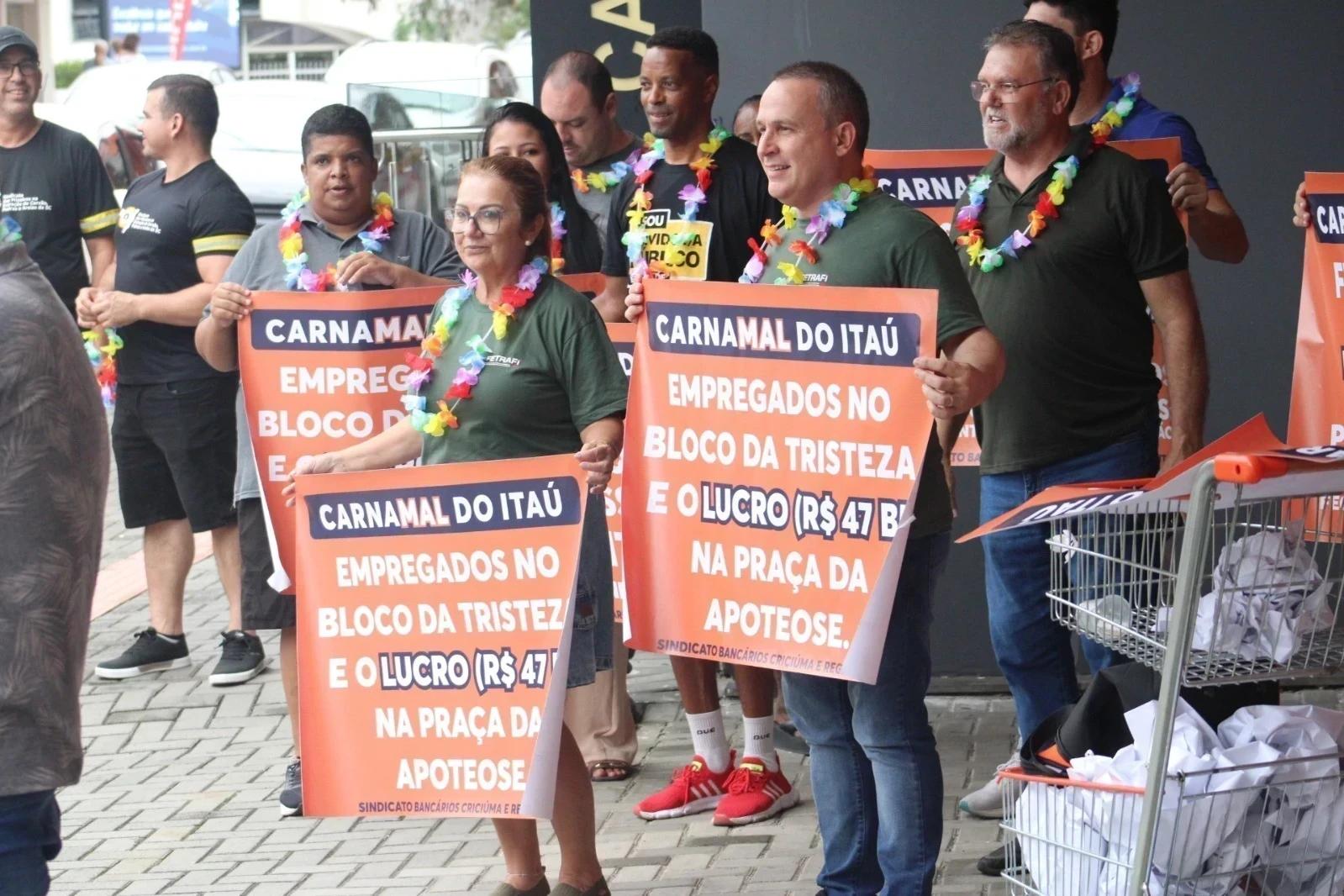 Manifestação é realizada após anúncio do fechamento de agência do Itaú em Criciúma