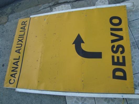Depredação de placas instrutivas prejudica trânsito na área central