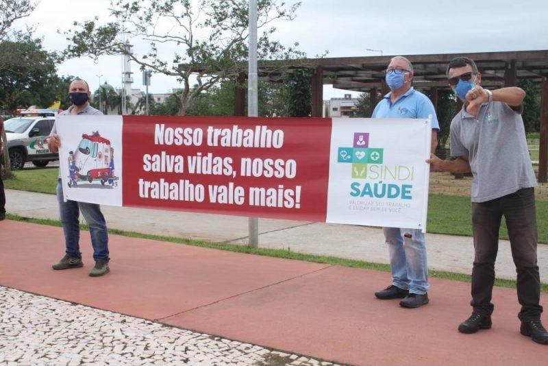 Trabalhadores do Samu realizam protesto em frente a casa de Carlos Moisés