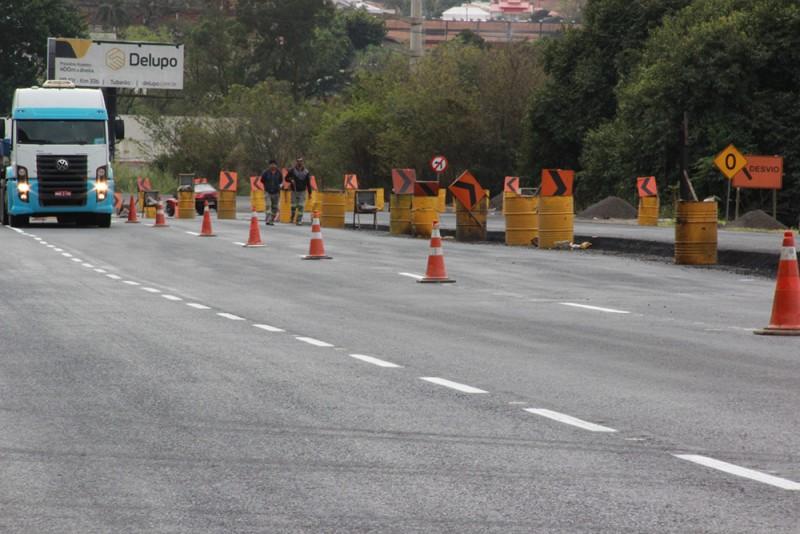 Novos trechos ganham pintura de faixas na BR-101