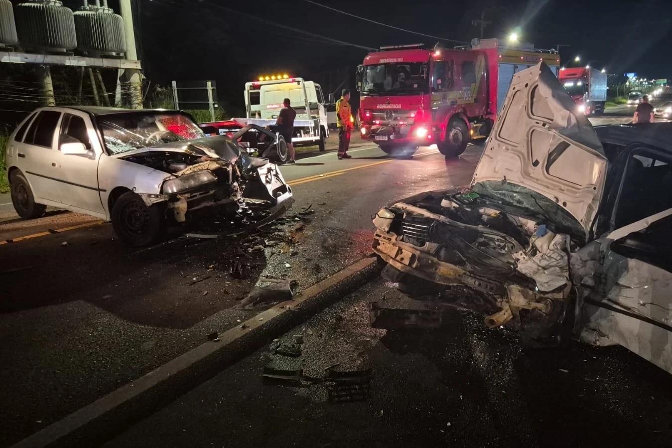 Acidente de trânsito deixa motoristas gravemente feridos na SC-445