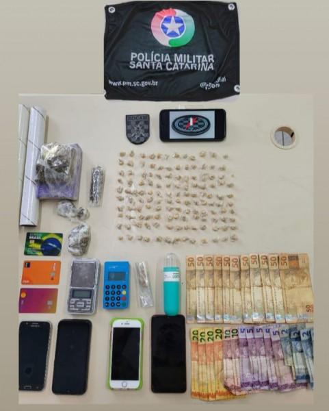 Polícia Militar apreende meio quilo de maconha e mais de 120 pedras de crack em Içara