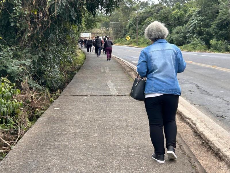 Fiéis caminham até o Santuário de Caravaggio