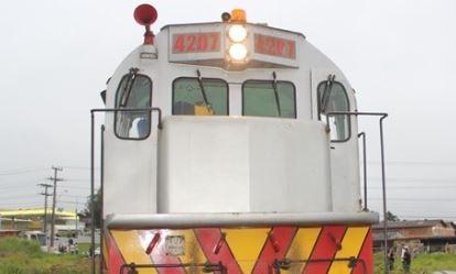 Maquinista vê homem deitado ao lado do trem e aciona os freios