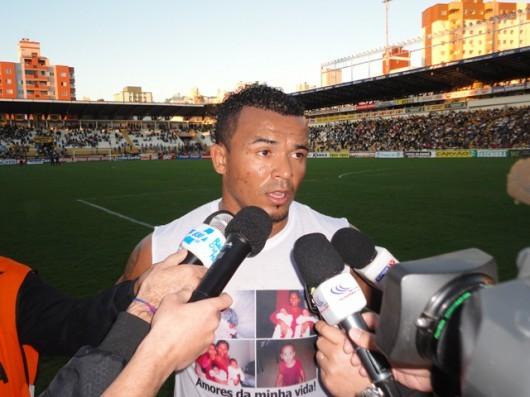 Emocionado, Zé Carlos comemora vitória do Tigre e artilharia na Série B