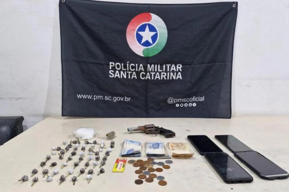 Policiais encontram arma falsa e mais de 50 buchas de cocaína em residência; homem foi preso
