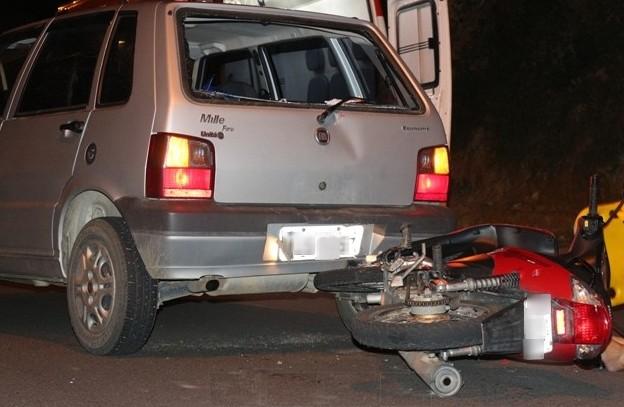 Mulher fica ferida ao colidir em automóvel